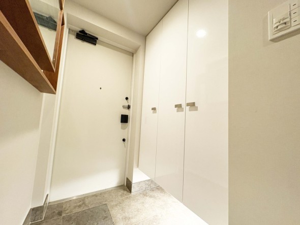 収納豊富な玄関。