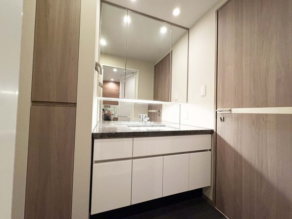 十分な大きさの洗面台は、身だしなみチェックや歯磨きなど、朝の慌ただしい時間でも余裕とゆとりを感じて頂けます。