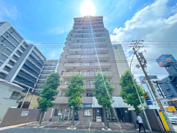 マンション外観。お買い物施設も周辺に多く、生活利便性に優れた立地環境。