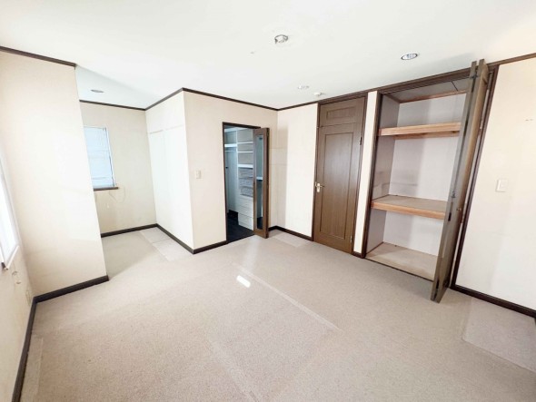 主寝室(約8.0帖)一日の疲れをいやしてくれる主寝室。時を忘れて過ごす場所として過ごせるお部屋です。書斎スペースございます。