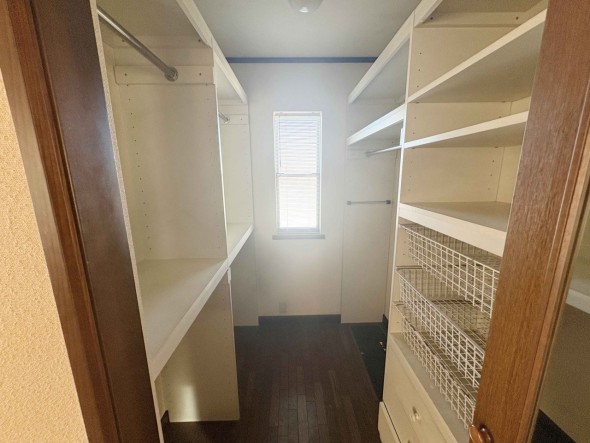 たっぷり入るウォークインクローゼットは奥行きがあるのでたくさん収納できます。