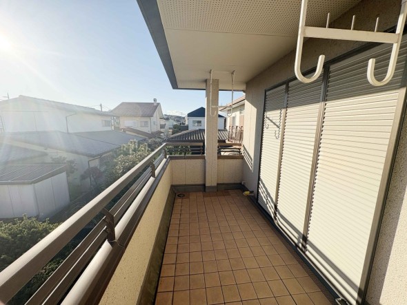 日差しの差し込むバルコニー