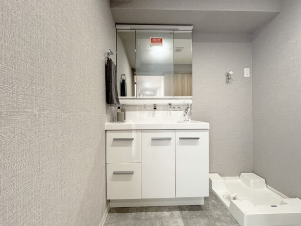 十分な大きさの洗面台は、身だしなみチェックや歯磨きなど、朝の慌ただしい時間でも余裕とゆとりを感じて頂けます。