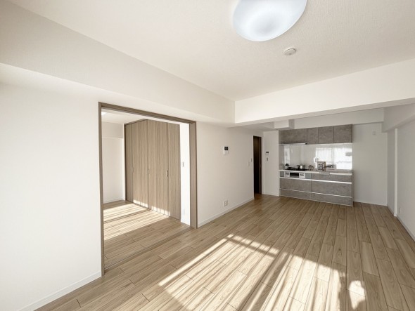 キッチンからはリビング全体が見渡せる設計。 小さなお子様が遊ぶ様子を見守りながらお料理ができますね。