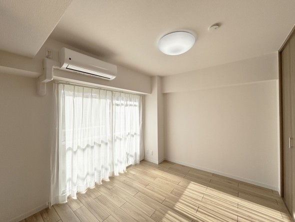 一日の疲れをいやしてくれる主寝室。時を忘れて過ごす場所として過ごせるお部屋です。