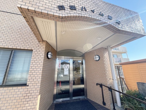 お客様をお迎えする玄関は落ち着いた雰囲気。帰り着くたびに洗練されたテイストの空間に迎えられ誇りと喜びを感じる玄関まわりです。