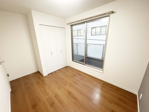 洋室4.9帖。フローリングの部屋は清潔感があり、日々のお掃除も楽で助かりますね！