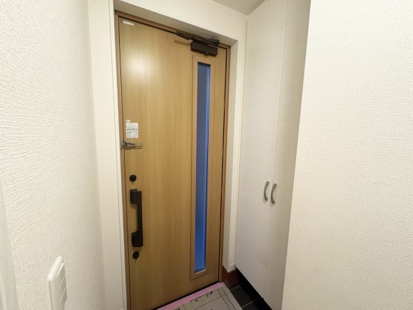 玄関横にはシューズボックスもございます。