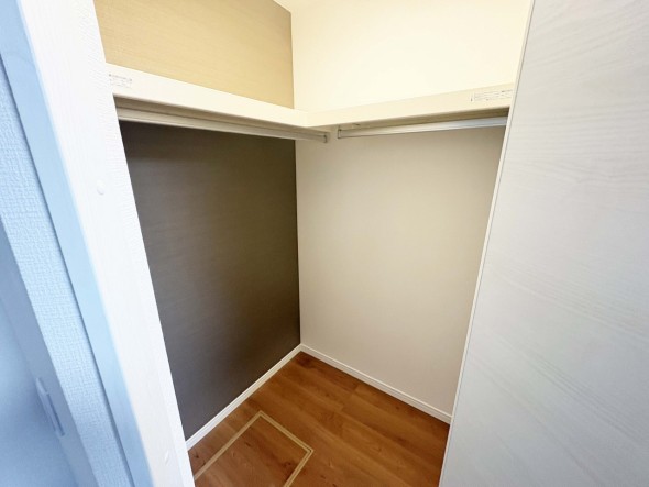 たっぷり入るウォークインクローゼットは奥行きがあるのでたくさん収納できます。