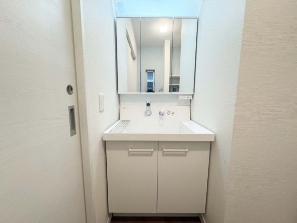 真っ白な洗面台で、気持ちの良い朝を迎えられそうです。