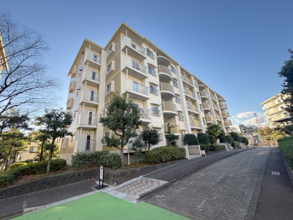 爽やかな青空の下に贅沢なほどに降り注ぐ陽光、豊かな居住性と、クオリティが見事に調和した住空間は、住まうことの喜びを感じさせてくれ