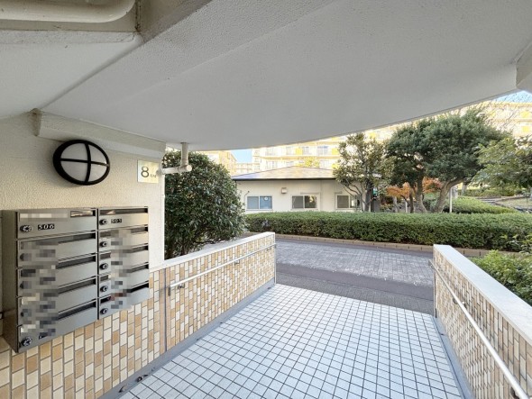 お客様をお迎えする玄関は落ち着いた雰囲気。帰り着くたびに洗練されたテイストの空間に迎えられ誇りと喜びを感じる玄関まわりです。