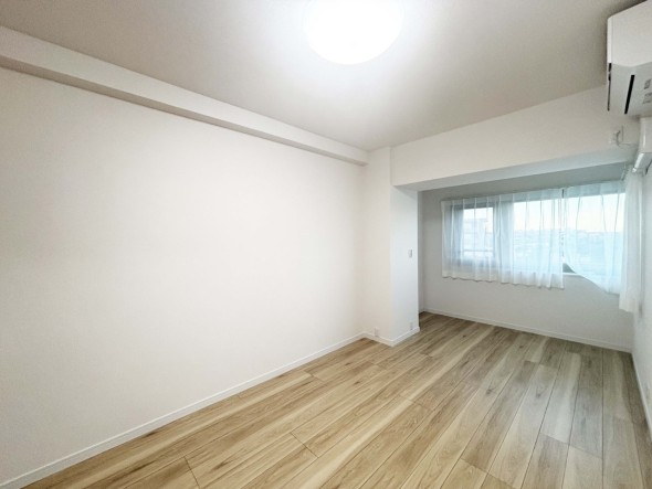 洋室9帖。扉を開放してリビングつなげて使用することも可能です。