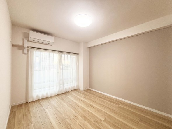 洋室6.4帖。フローリングの部屋は清潔感があり、日々のお掃除も楽で助かります。
