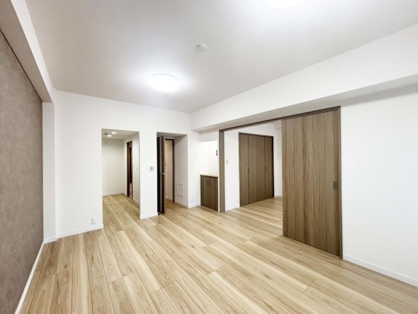 LDK13.8帖。のびのびとくつろげるリビングは、家族のコミュニケーションの場として、みんなが集まる一番の場所に。