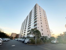 マンション外観。生活利便性に優れた立地環境。