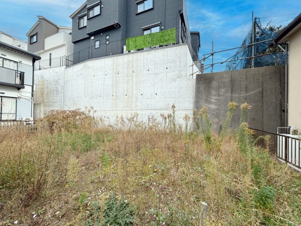 とても開放感ある土地です！日当たりの良さが外観からも伝わります！