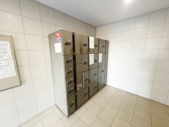 宅配ボックスがあるためご不在時であってもお帰りの際に大きな荷物をお受け取りいただけます。