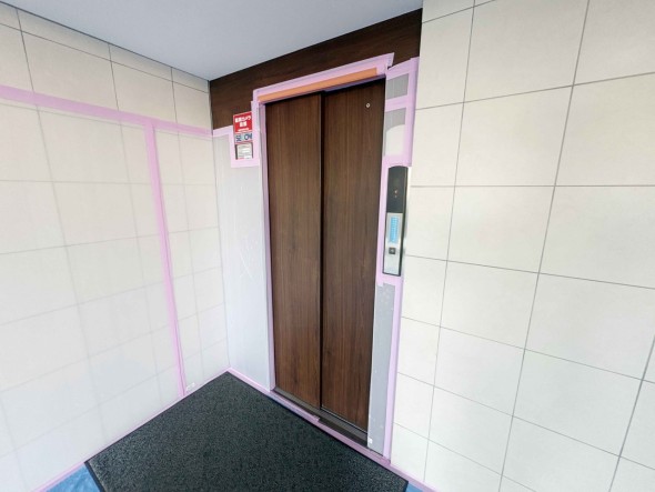 エレベーター付きのマンションです。