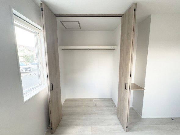 各居室にしっかりサイズの収納がございます。