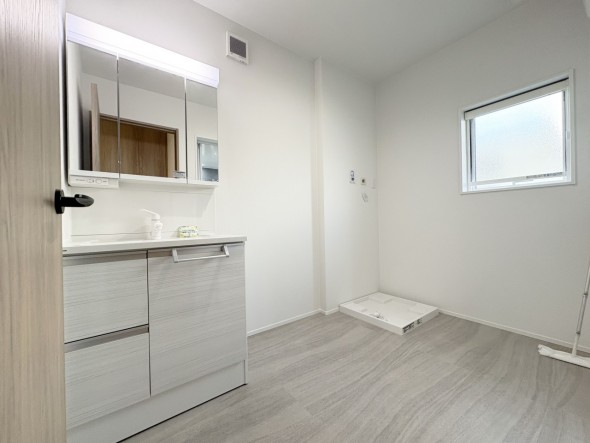 脱衣スペースを含む空間はゆとりの広さ。