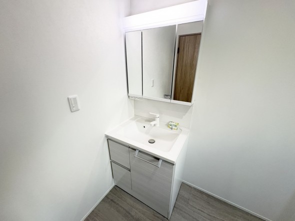 十分な大きさの洗面台は、身だしなみチェックや歯磨きなど、朝の慌ただしい時間でも余裕とゆとりを感じて頂けます。