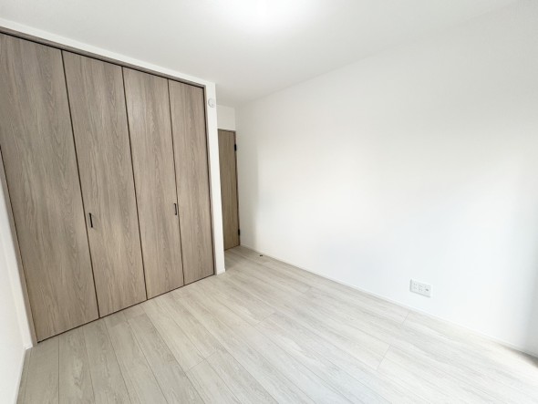 一日の疲れをいやしてくれる主寝室。時を忘れて過ごす場所として過ごせるお部屋です。