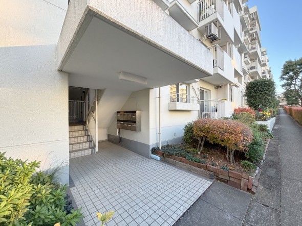 お客様をお迎えする玄関は落ち着いた雰囲気。帰り着くたびに洗練されたテイストの空間に迎えられ誇りと喜びを感じる玄関まわりです。