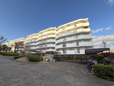 爽やかな青空の下に贅沢なほどに降り注ぐ陽光、豊かな居住性と、クオリティが見事に調和した住空間は、住まうことの喜びを感じさせてくれ