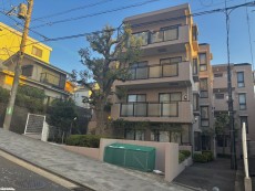 爽やかな青空の下に贅沢なほどに降り注ぐ陽光、豊かな居住性と、クオリティが見事に調和した住空間は、住まうことの喜びを感じさせてくれ