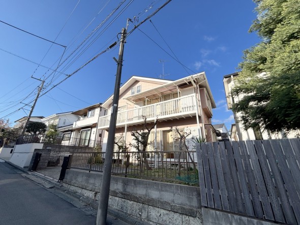 爽やかな青空の下に贅沢なほどに降り注ぐ陽光、豊かな居住性と、クオリティが見事に調和した住空間は、住まうことの喜びを感じさせてくれ