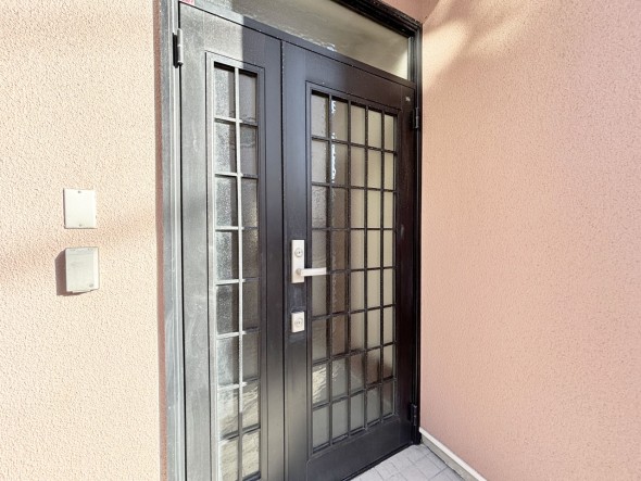 居住者の帰り、訪れる方を優しく迎え、やすらぎに満ちた生活空間を予感させる。健やかな暮らしを楽しめそう。