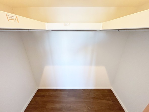 たっぷり入るウォークインクローゼットは奥行きがあるのでたくさん収納できます。