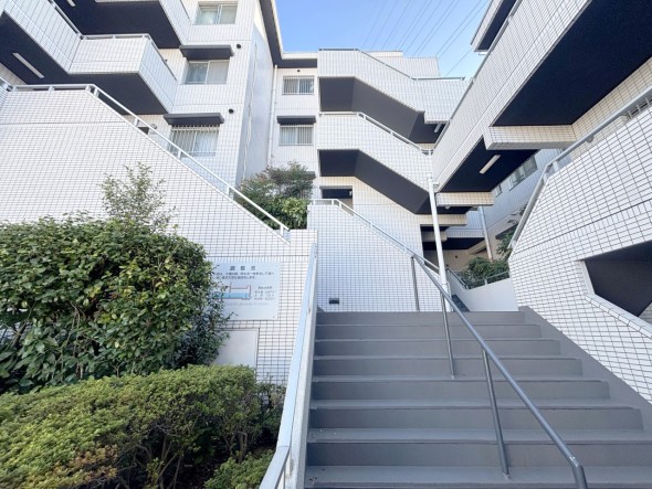 マンション外観。生活利便性に優れた立地環境。