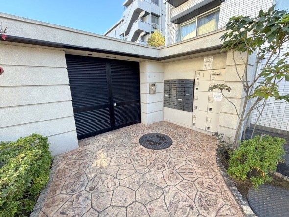 お客様をお迎えする玄関は落ち着いた雰囲気。帰り着くたびに洗練されたテイストの空間に迎えられ誇りと喜びを感じる玄関まわりです。