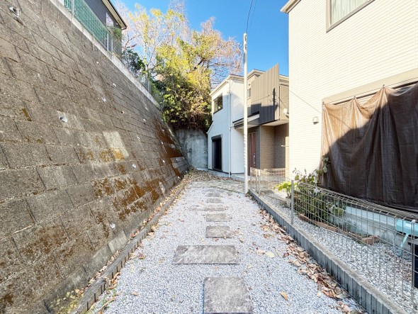 爽やかな青空の下に贅沢なほどに降り注ぐ陽光、豊かな居住性と、クオリティが見事に調和した住空間は、住まうことの喜びを感じさせてくれ