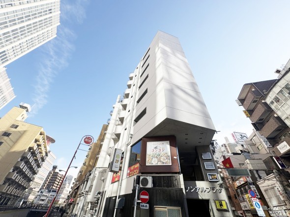 マンション外観。生活利便性に優れた立地環境。