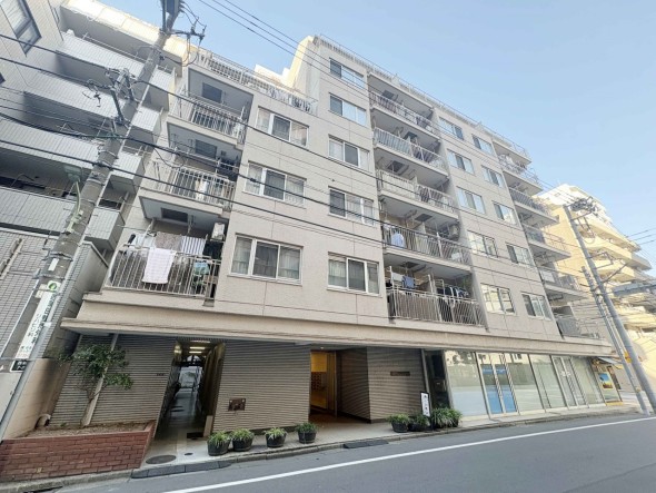 マンション外観。生活利便性に優れた立地環境。