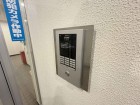 オートロックマンションのため、こちらからインターフォンにて受付をしていただきます。防犯設備がきちんと完備されているのは安心です。