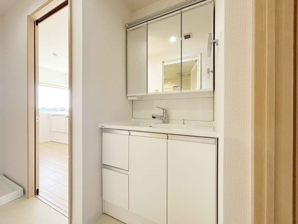 真っ白な洗面台で、気持ちの良い朝を迎えられそうです。