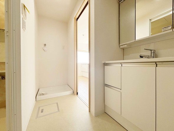 脱衣スペースを含む空間はゆとりの広さ。