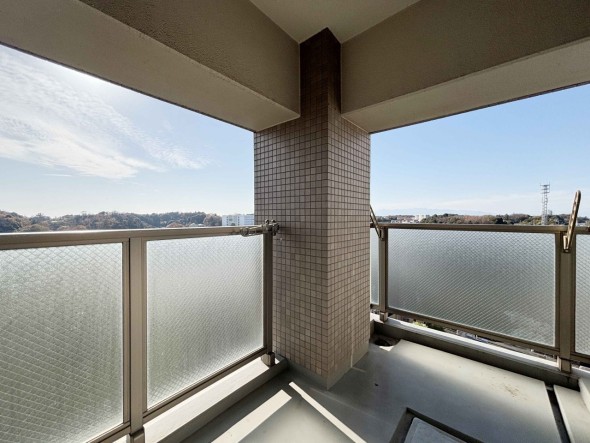 日差しの差し込むバルコニー