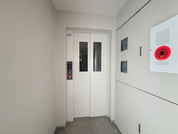 エレベーター付きのマンションです。