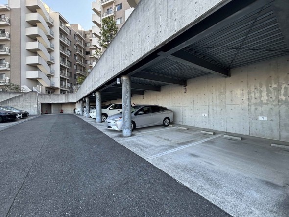 敷地内駐車場がございます。空き状況等に関しましてはお気軽にお問い合わせください。