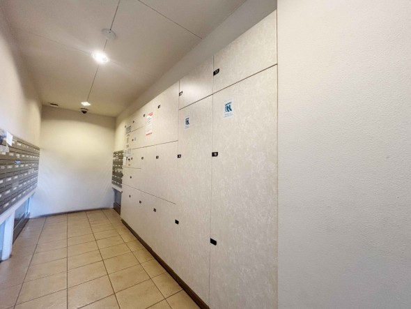 宅配ボックスがあるためご不在時であってもお帰りの際に大きな荷物をお受け取りいただけます。