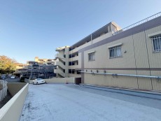 爽やかな青空の下に贅沢なほどに降り注ぐ陽光、豊かな居住性と、クオリティが見事に調和した住空間は、住まうことの喜びを感じさせてくれ