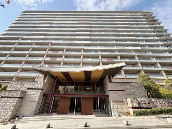 爽やかな青空の下に贅沢なほどに降り注ぐ陽光、豊かな居住性と、クオリティが見事に調和した住空間は、住まうことの喜びを感じさせてくれ