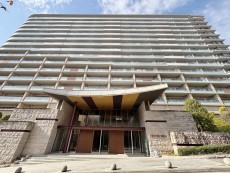 爽やかな青空の下に贅沢なほどに降り注ぐ陽光、豊かな居住性と、クオリティが見事に調和した住空間は、住まうことの喜びを感じさせてくれ