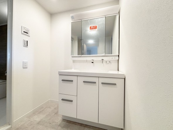 十分な大きさの洗面台は、身だしなみチェックや歯磨きなど、朝の慌ただしい時間でも余裕とゆとりを感じて頂けます。