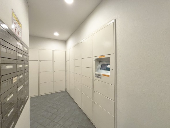 宅配ボックスがあるためご不在時であってもお帰りの際に大きな荷物をお受け取りいただけます。